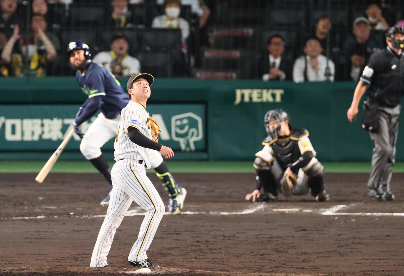 阪神対ヤクルト　7回表ヤクルト無死、村上はサンタナに左中間への先制ソロ本塁打を許す（撮影・上山淳一）