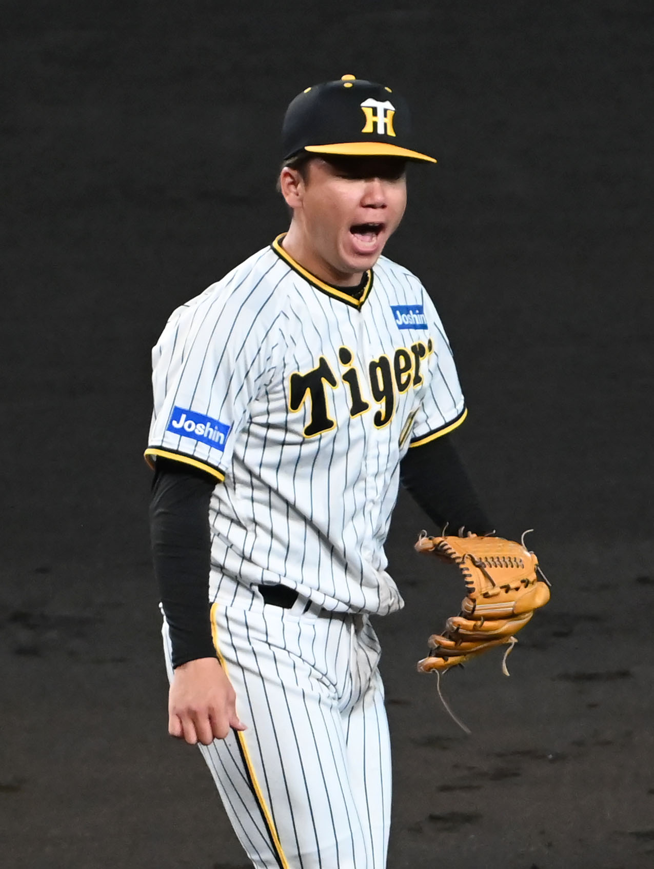 阪神対ヤクルト　6回表ヤクルト2死一塁、阪神村上はヤクルト村上を見逃し三振に抑え叫ぶ。31イニング無失点。（撮影・石井愛子）