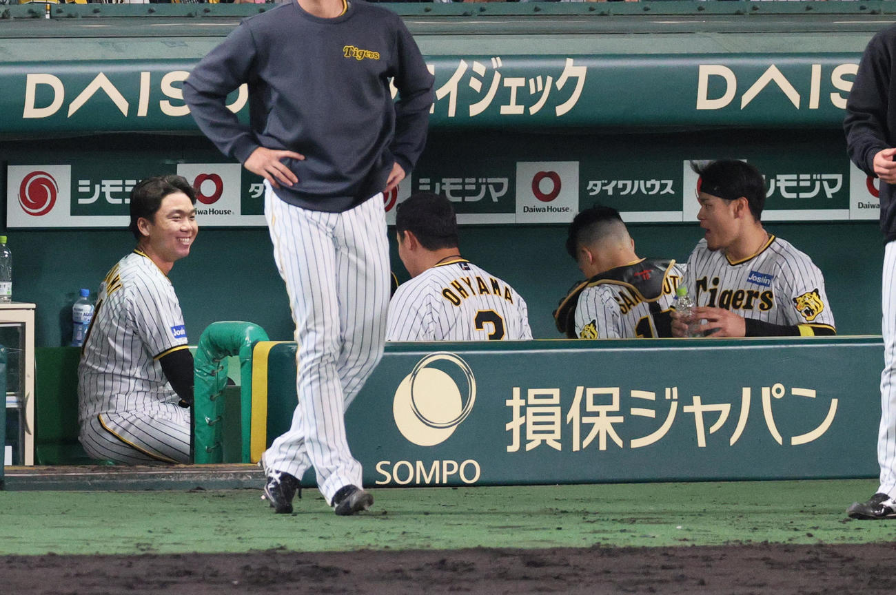 阪神対ヤクルト　阪神先発の村上（左）は6回を無失点に投げ終え、31イニング連続無失点のセ・リーグ記録に並ぶ（撮影・上山淳一）