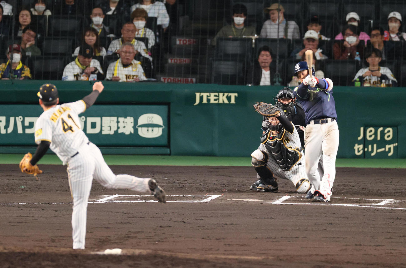 阪神対ヤクルト　6回表ヤクルト無死、村上は塩見を空振り三振に仕留める（撮影・上山淳一）