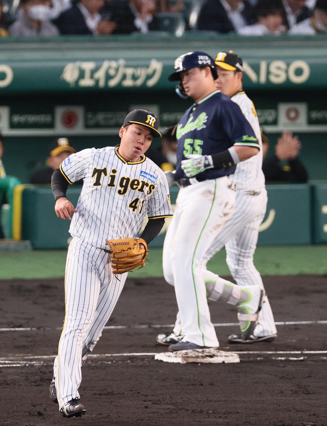 阪神対ヤクルト　4回表ヤクルト1死、村上（手前）は村上を一ゴロに仕留める（撮影・上山淳一）