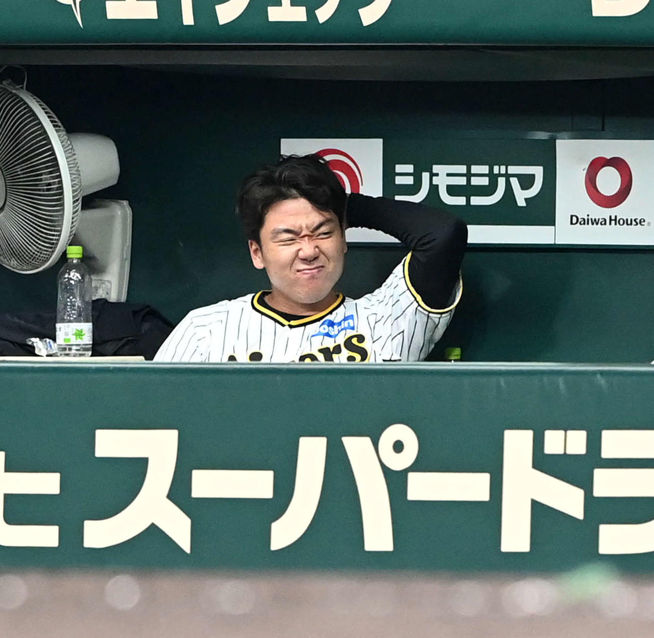 阪神対ヤクルト　7回、無失点が途切れた村上はベンチに戻り悔しそうな表情を見せる（撮影・前岡正明）
