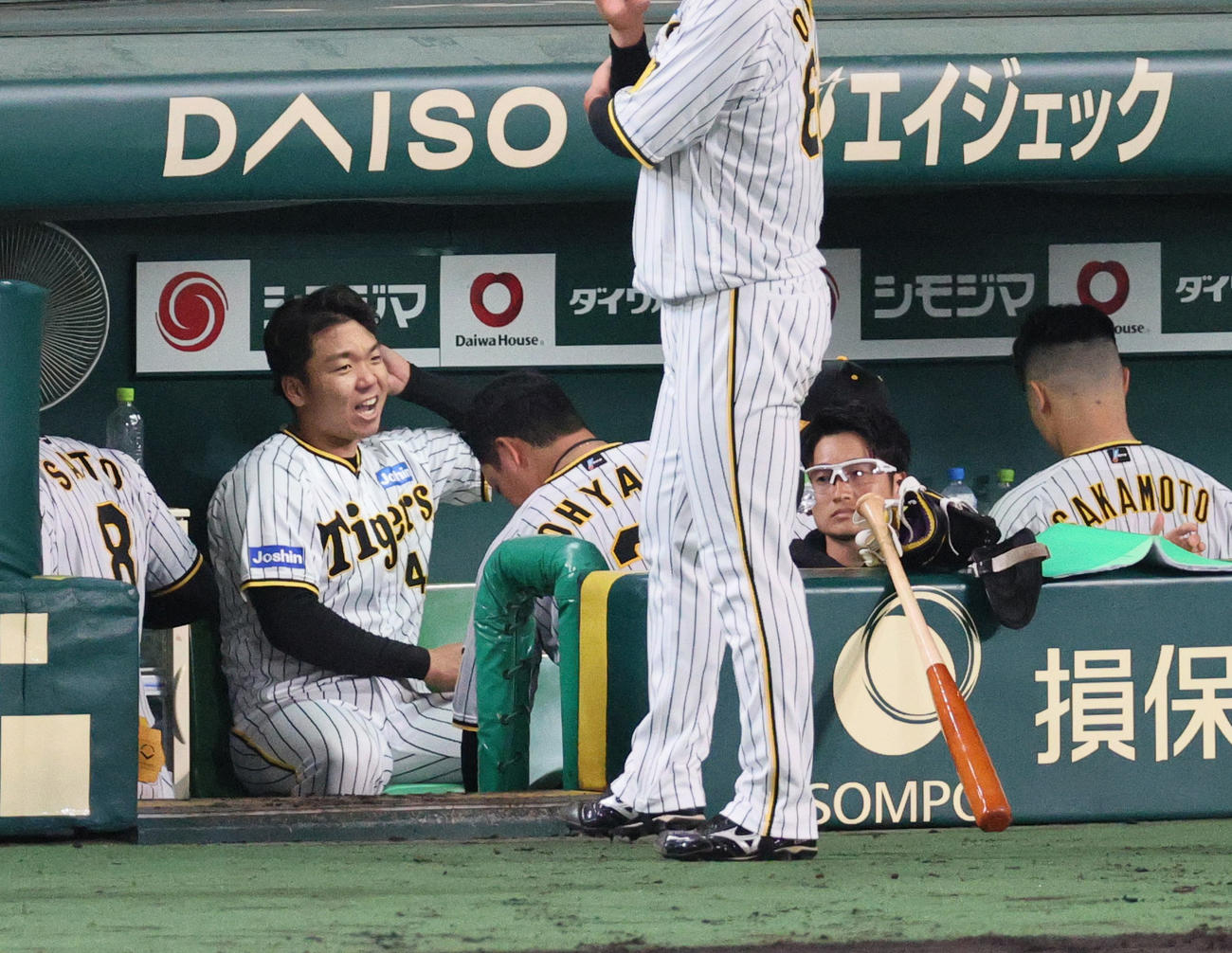阪神対ヤクルト　7回、サンタナに左中間越え本塁打を浴び、連続無失点が31でストップしベンチで悔しがる阪神村上（左から2人目）（撮影・上山淳一）