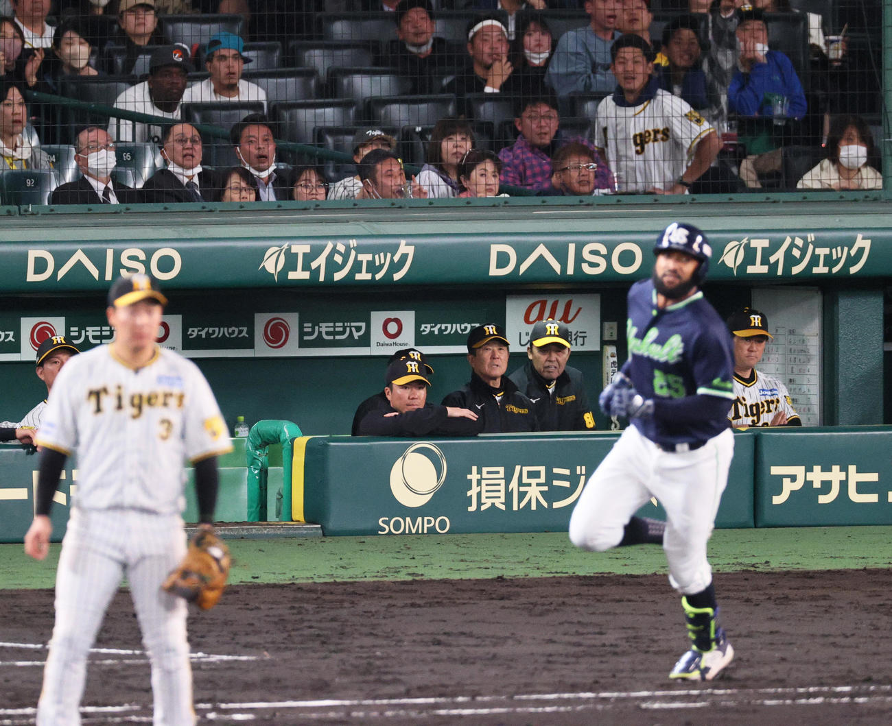 阪神対ヤクルト　7回表ヤクルト無死、岡田監督（右から3人目）はサンタナ（手前右）に先制の左中間越え本塁打を被弾し落胆する（撮影・上山淳一）