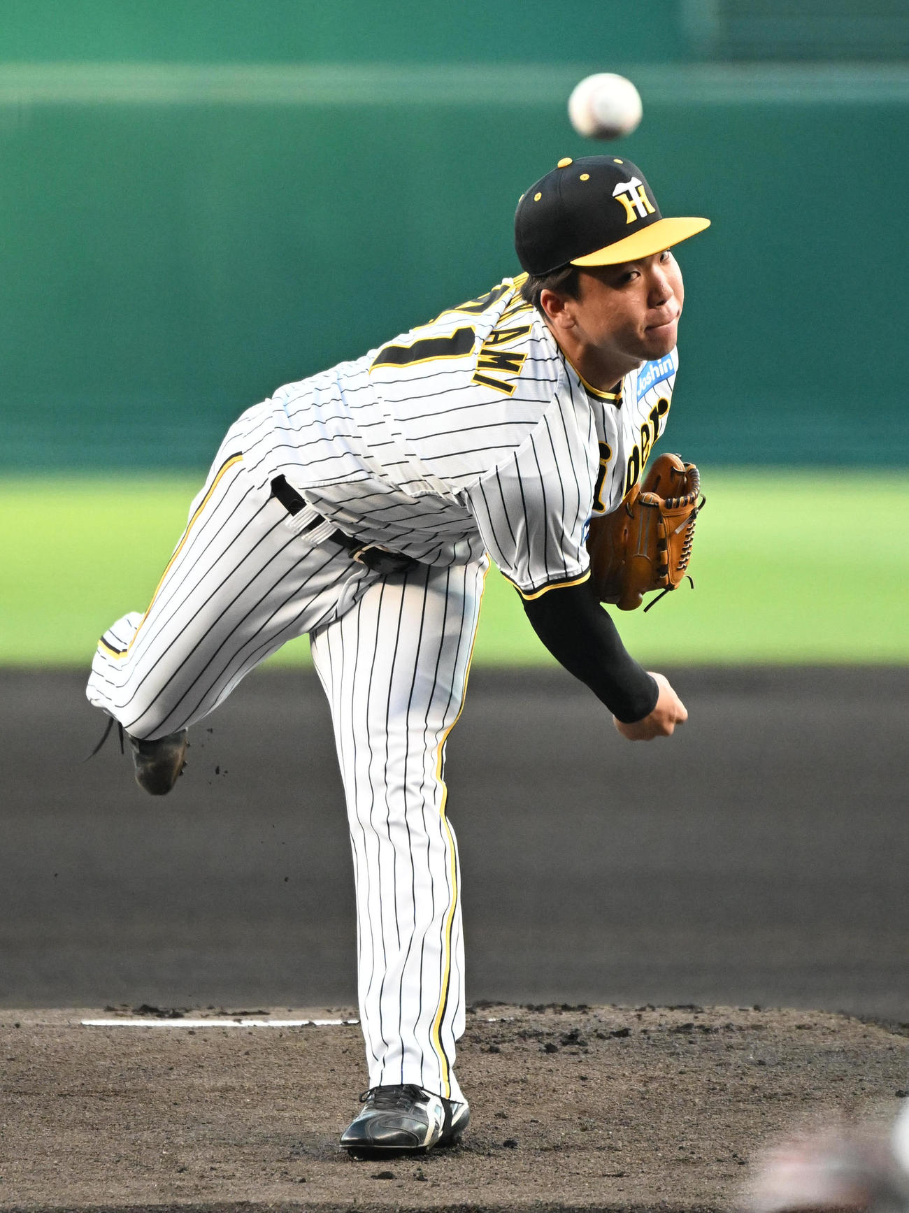 阪神対ヤクルト　力投する阪神先発の村上（撮影・石井愛子）
