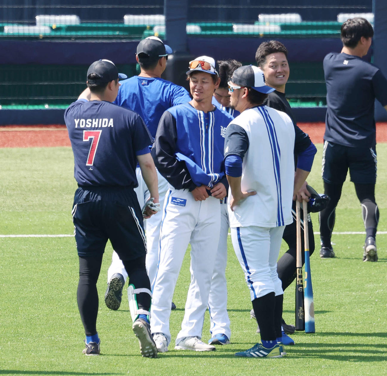 DeNA対巨人　試合前、レッドソックス吉田のシャツを着て、練習に姿を現すDeNA佐野（左）（撮影・宮地輝）