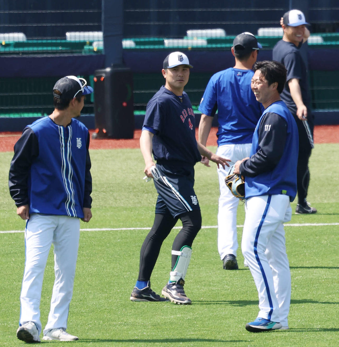 DeNA対巨人　試合前、レッドソックス吉田のシャツを着て、練習に姿を現すDeNA佐野（左から2人目）（撮影・宮地輝）