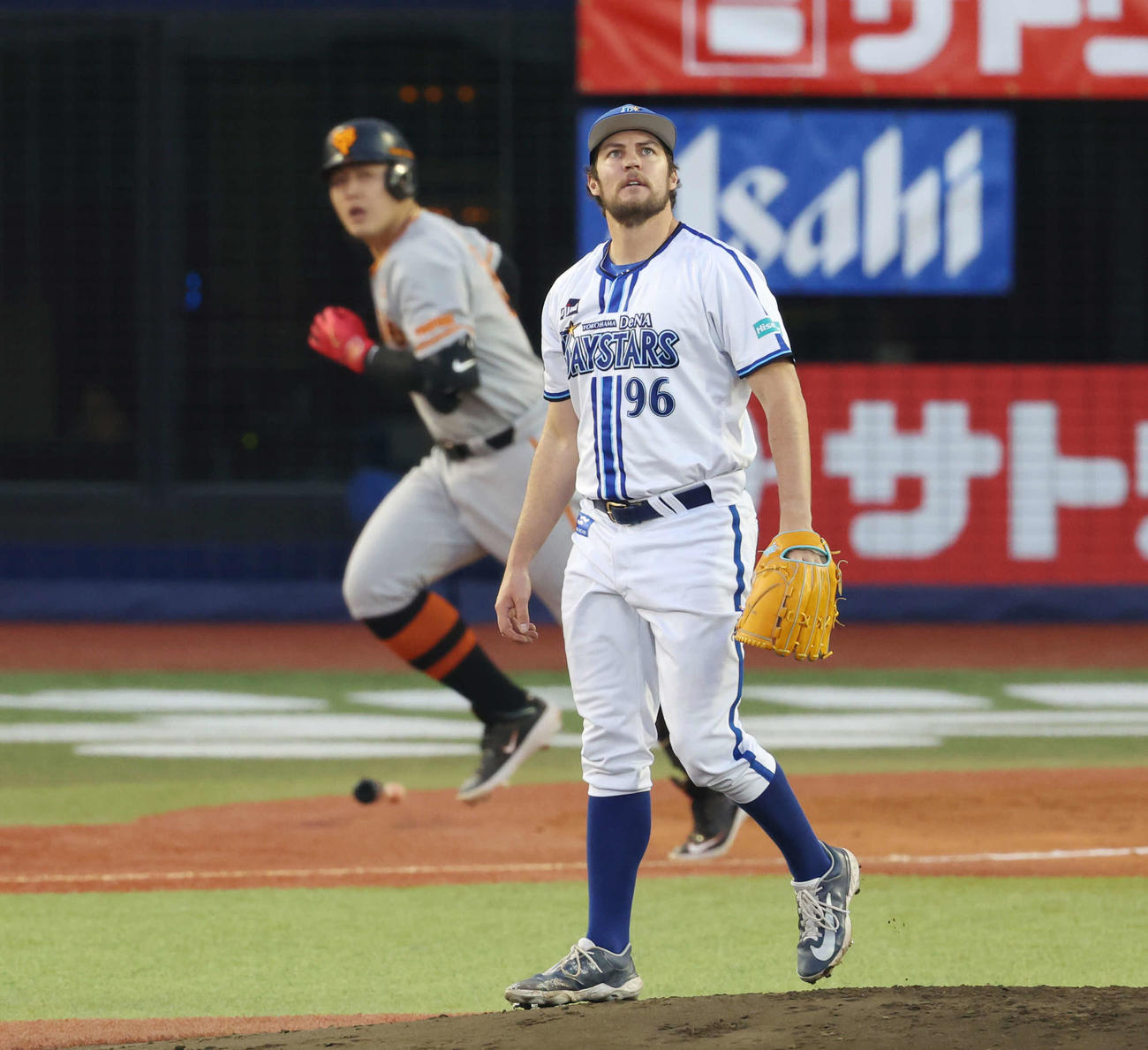 DeNA対巨人　2回表巨人無死、岡本和（後方）に左中間へ同点のソロ本塁打を打たれ、打球を見上げるバウアー（撮影・宮地輝）