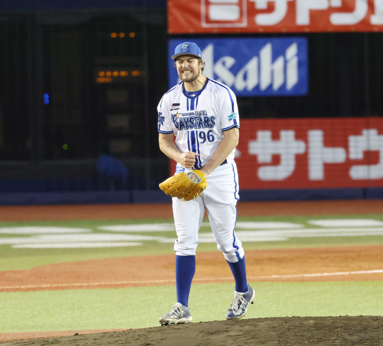 DeNA対巨人　3回表巨人1死、坂本を空振り三振に仕留め、感情を爆発させるバウアー（撮影・宮地輝）