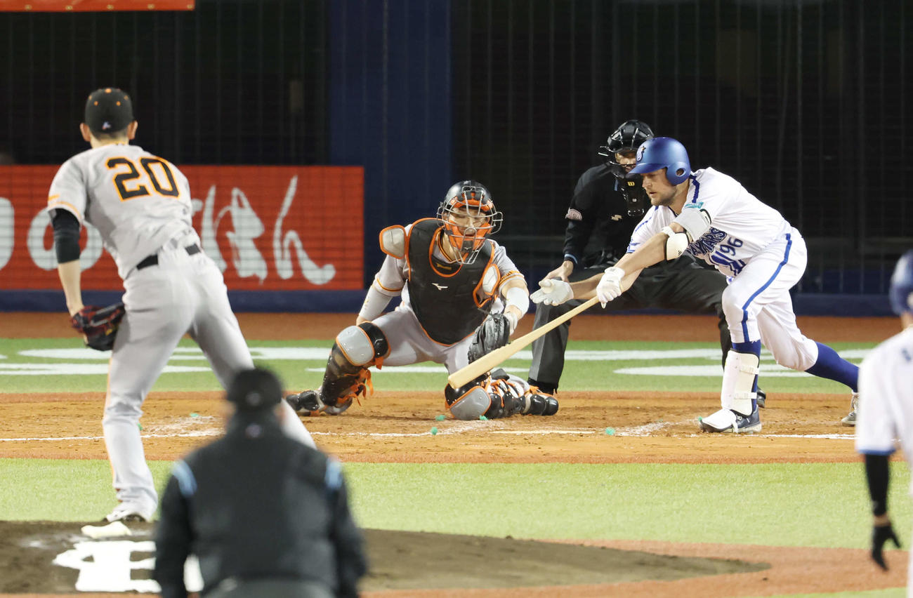DeNA対巨人　5回裏DeNA1死一、二塁、スリーバント失敗するバウアー。投手戸郷（撮影・宮地輝）