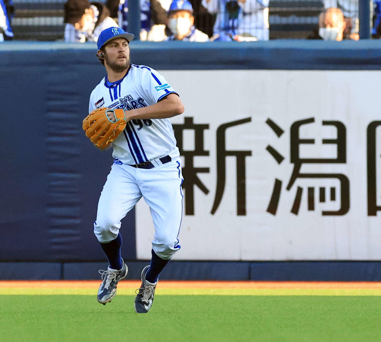 DeNA対巨人　試合前、新潟の文字の看板を背にキャッチボールするDeNAバウアー（撮影・浅見桂子）