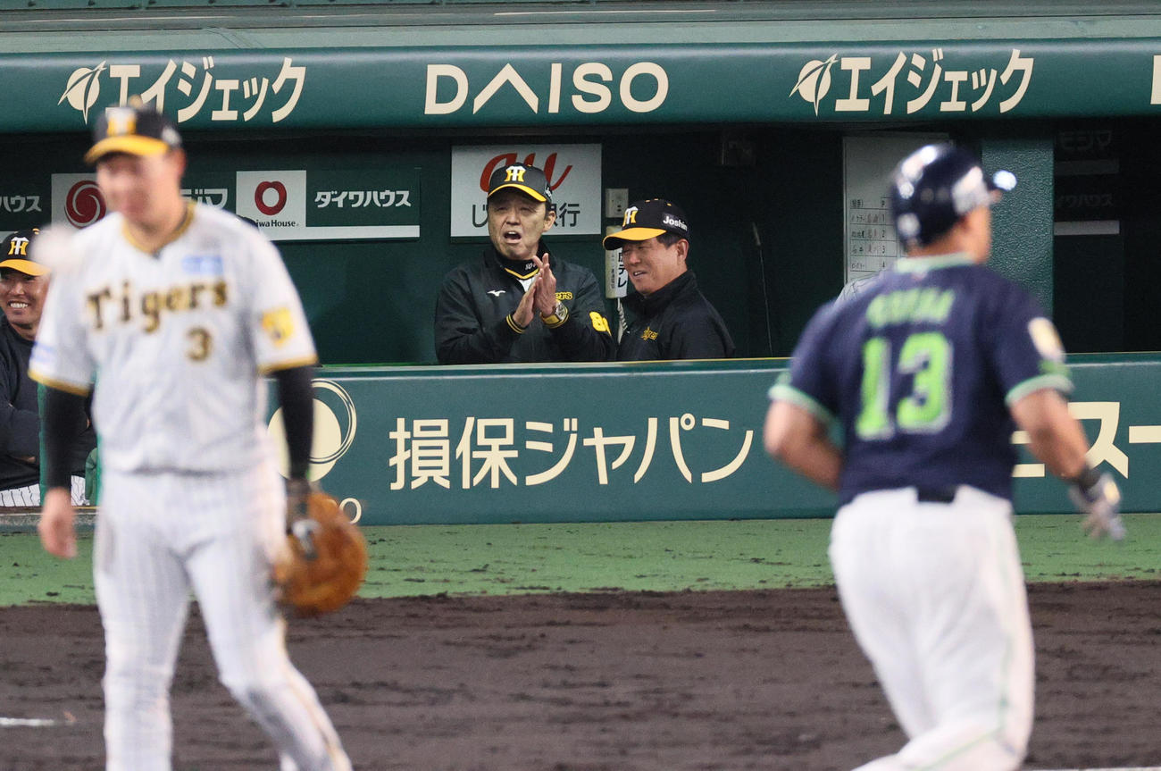 阪神対ヤクルト　5回表ヤクルト無死、岡田監督（右から3人目）はオスナの右飛を好捕したミエセスに拍手して喜ぶ（撮影・上山淳一）