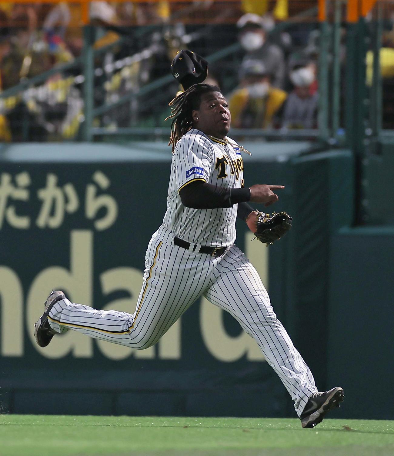 阪神対ヤクルト　5回表ヤクルト無死、ミエセスは帽子を飛ばしながらオスナのファウルボールを追う（撮影・上田博志）