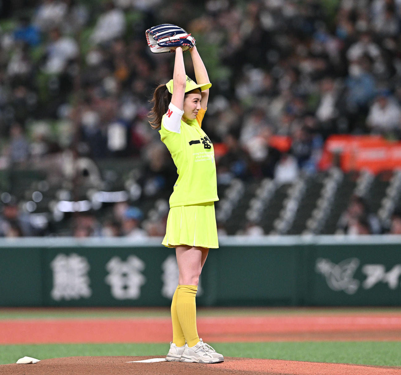 西武対ロッテ　セレモニアルピッチで投球するほのか（撮影・滝沢徹郎）