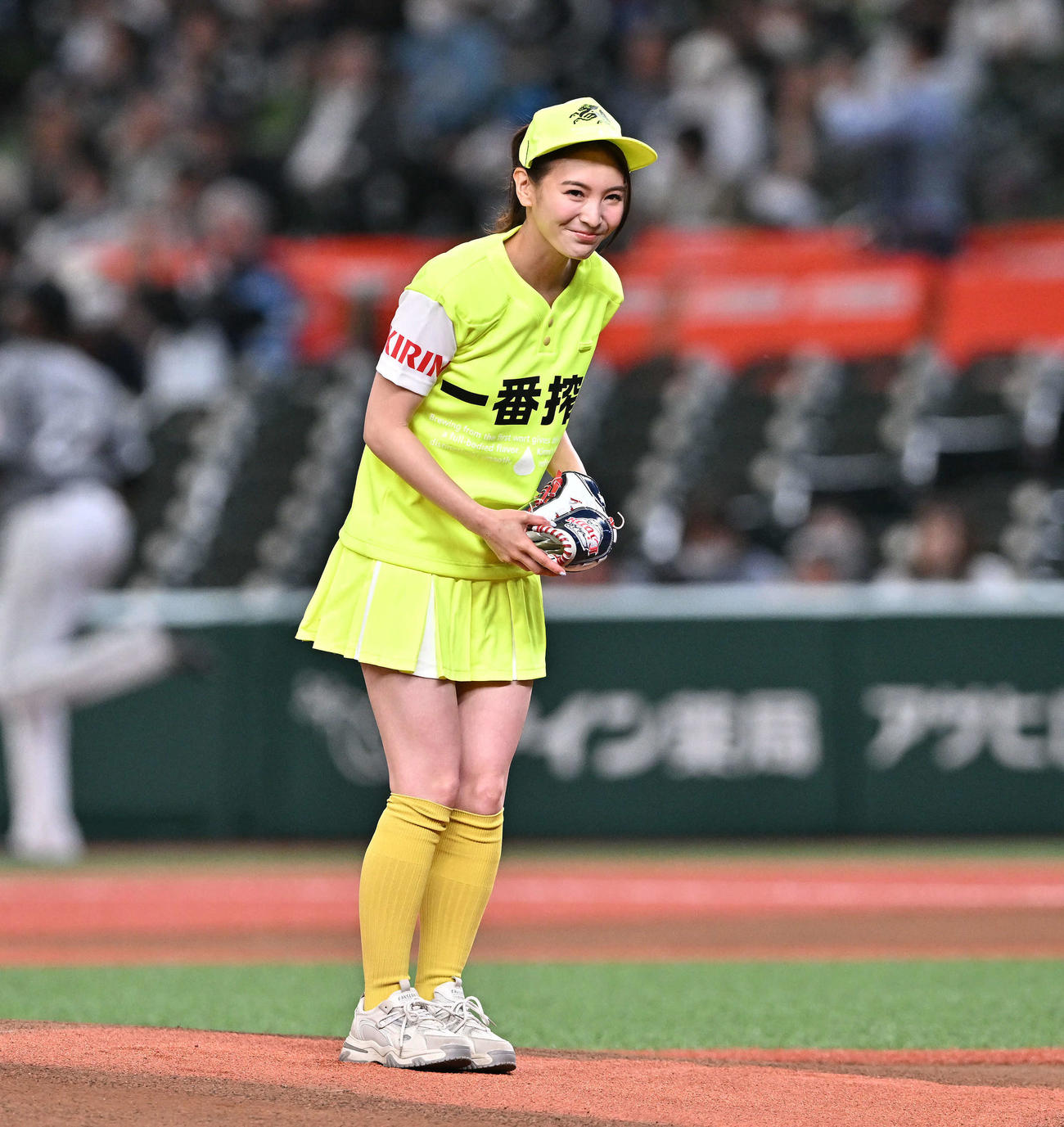 西武対ロッテ　セレモニアルピッチを終え笑顔のほのか（撮影・滝沢徹郎）
