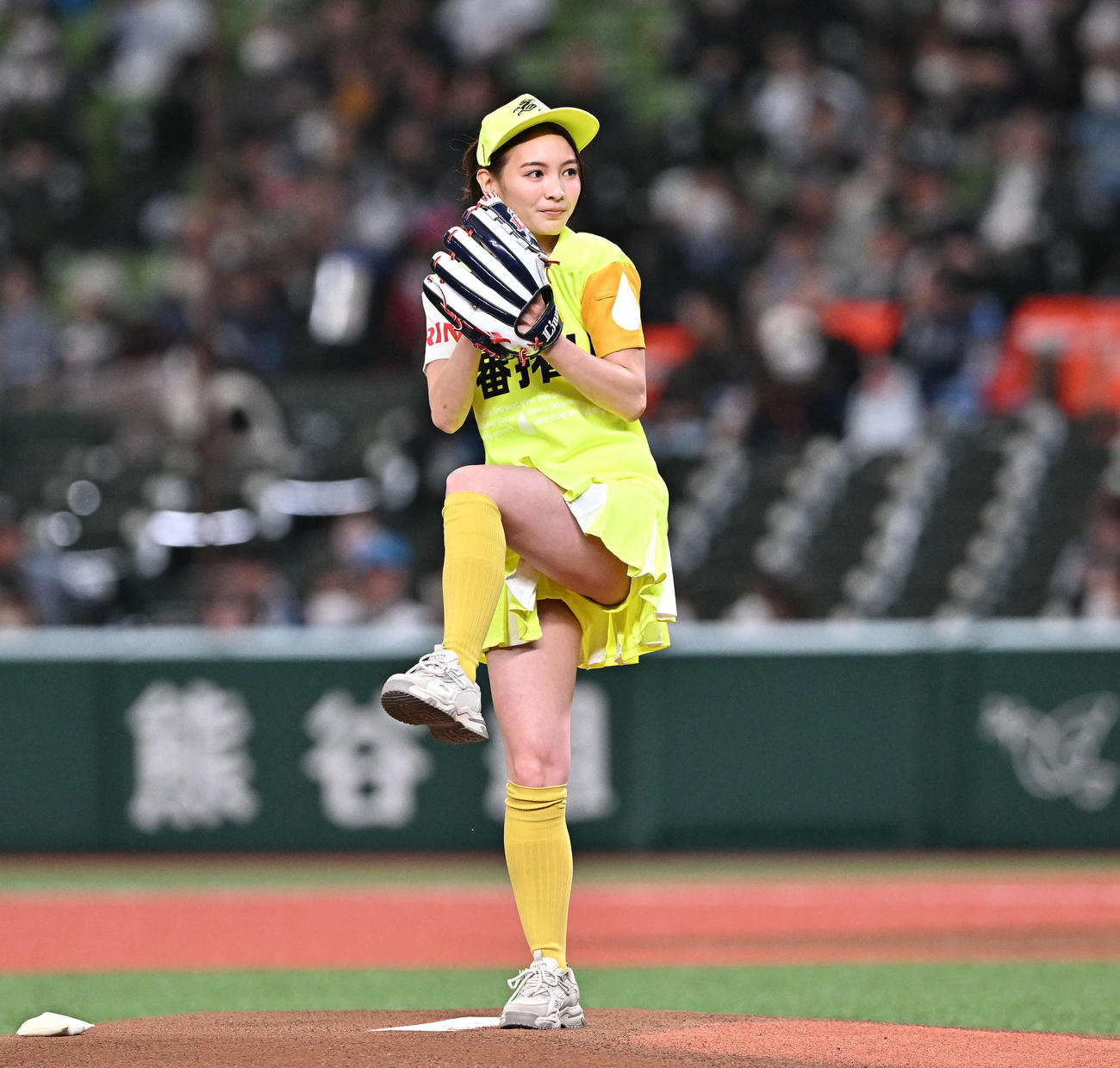 西武対ロッテ　セレモニアルピッチで投球するほのか（撮影・滝沢徹郎）