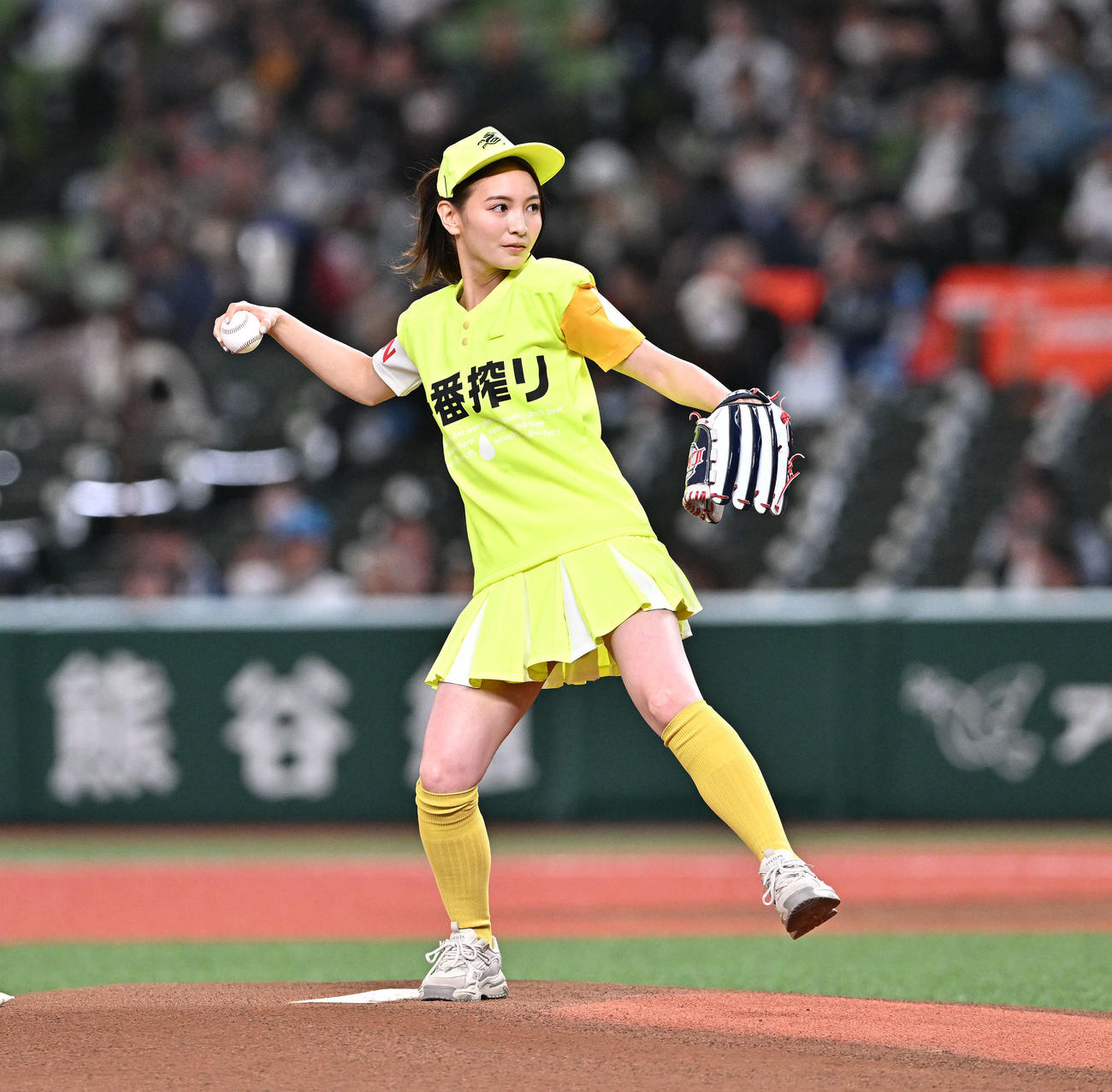 西武対ロッテ　セレモニアルピッチで投球するほのか（撮影・滝沢徹郎）