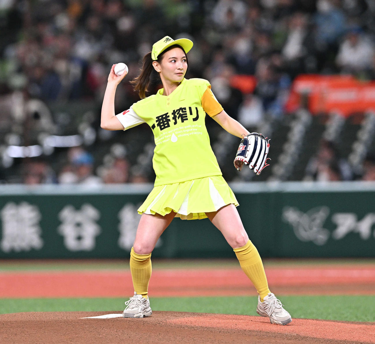 西武対ロッテ　セレモニアルピッチで投球するほのか（撮影・滝沢徹郎）
