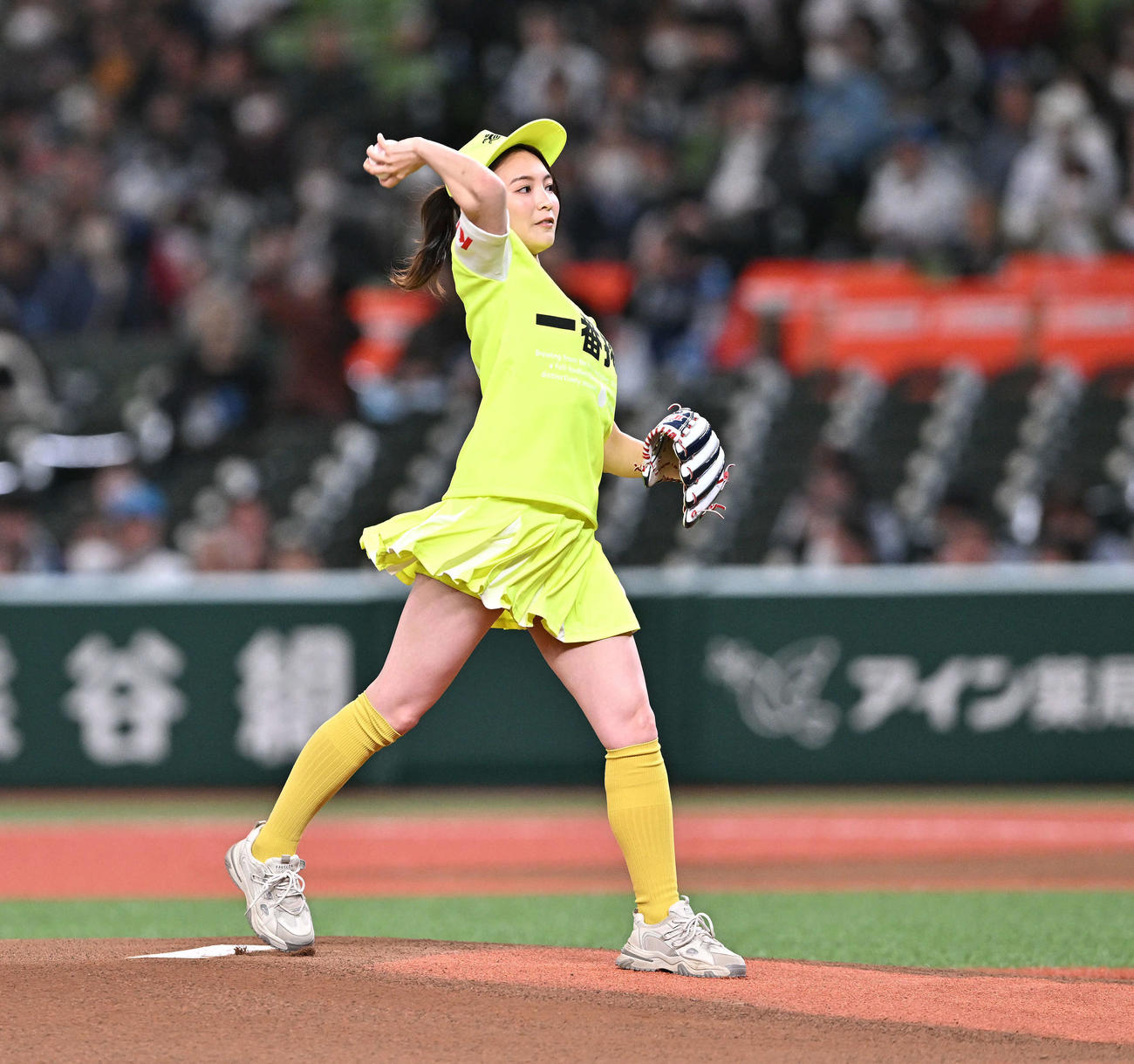 西武対ロッテ　セレモニアルピッチで投球するほのか（撮影・滝沢徹郎）