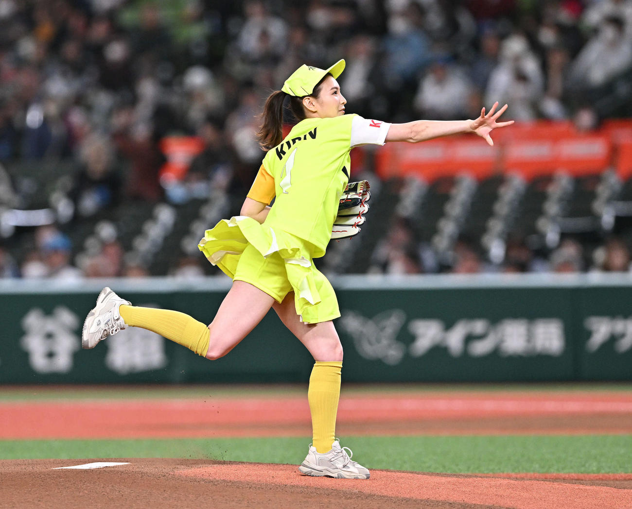 西武対ロッテ　セレモニアルピッチで投球するほのか（撮影・滝沢徹郎）