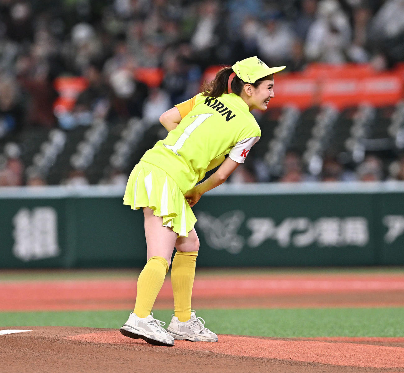 西武対ロッテ　セレモニアルピッチで投球するほのか（撮影・滝沢徹郎）