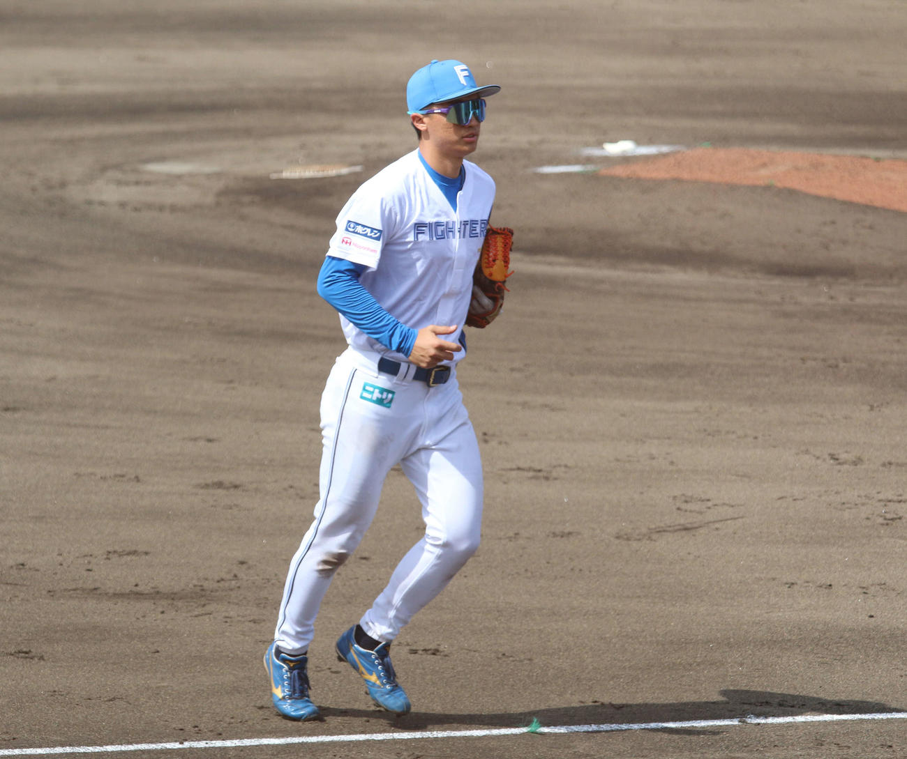日本ハム対DeNA 6番二塁でスタメン出場し、5回まで出場した日本ハム加藤豪（撮影・木下大輔）