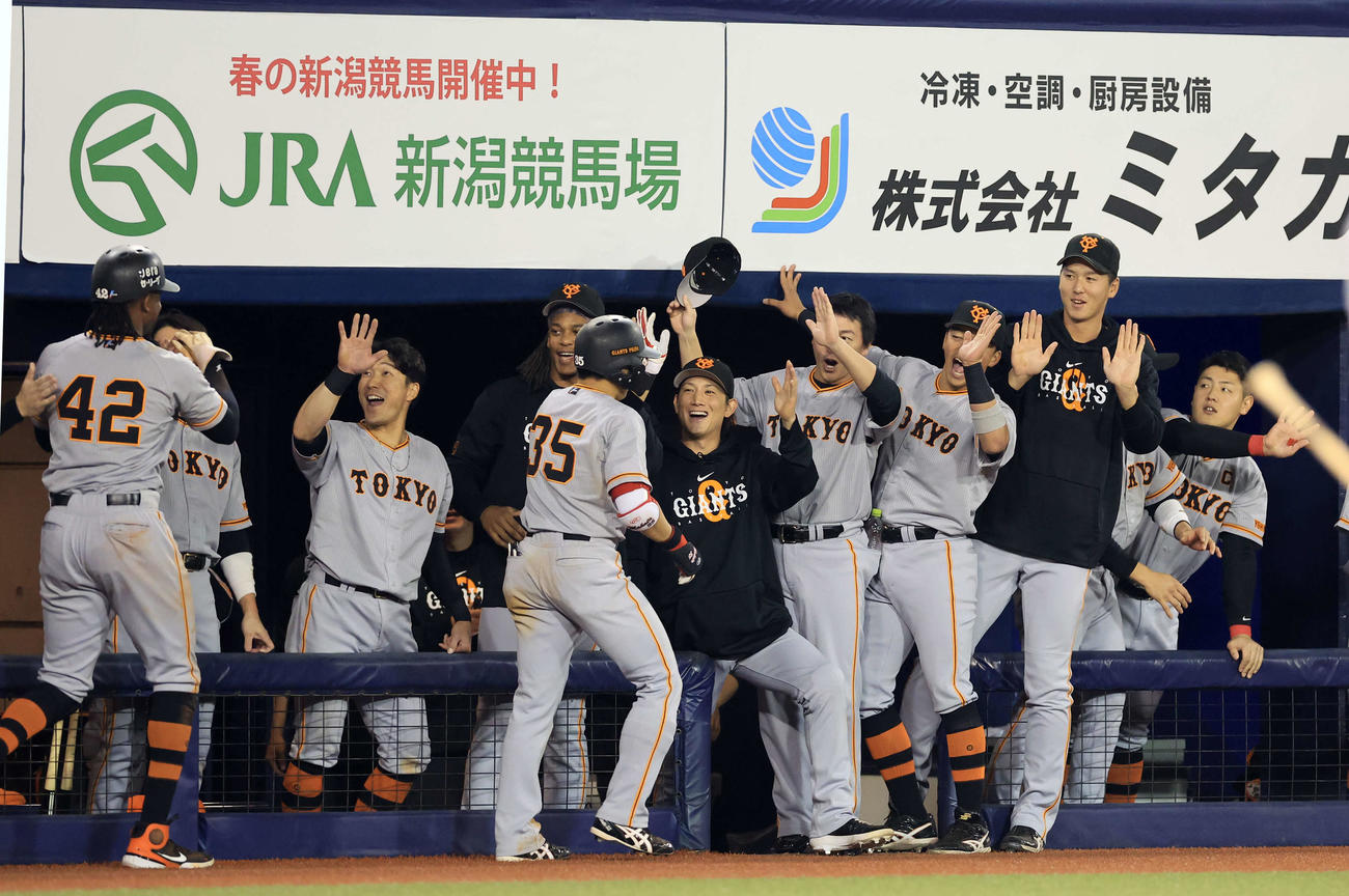DeNA対巨人　6回表巨人1死一塁、門脇（中央）がプロ1号となる右越え2点本塁打を放ち、笑顔で迎える巨人の選手たち（撮影・浅見桂子）