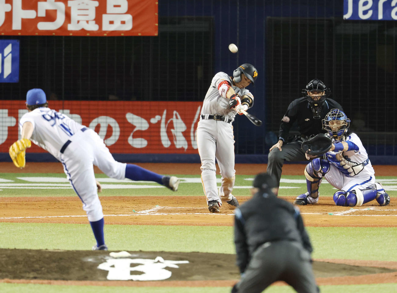 DeNA対巨人　6回表巨人1死一塁、右越え2点本塁打を放つ門脇。投手バウアー（撮影・宮地輝）