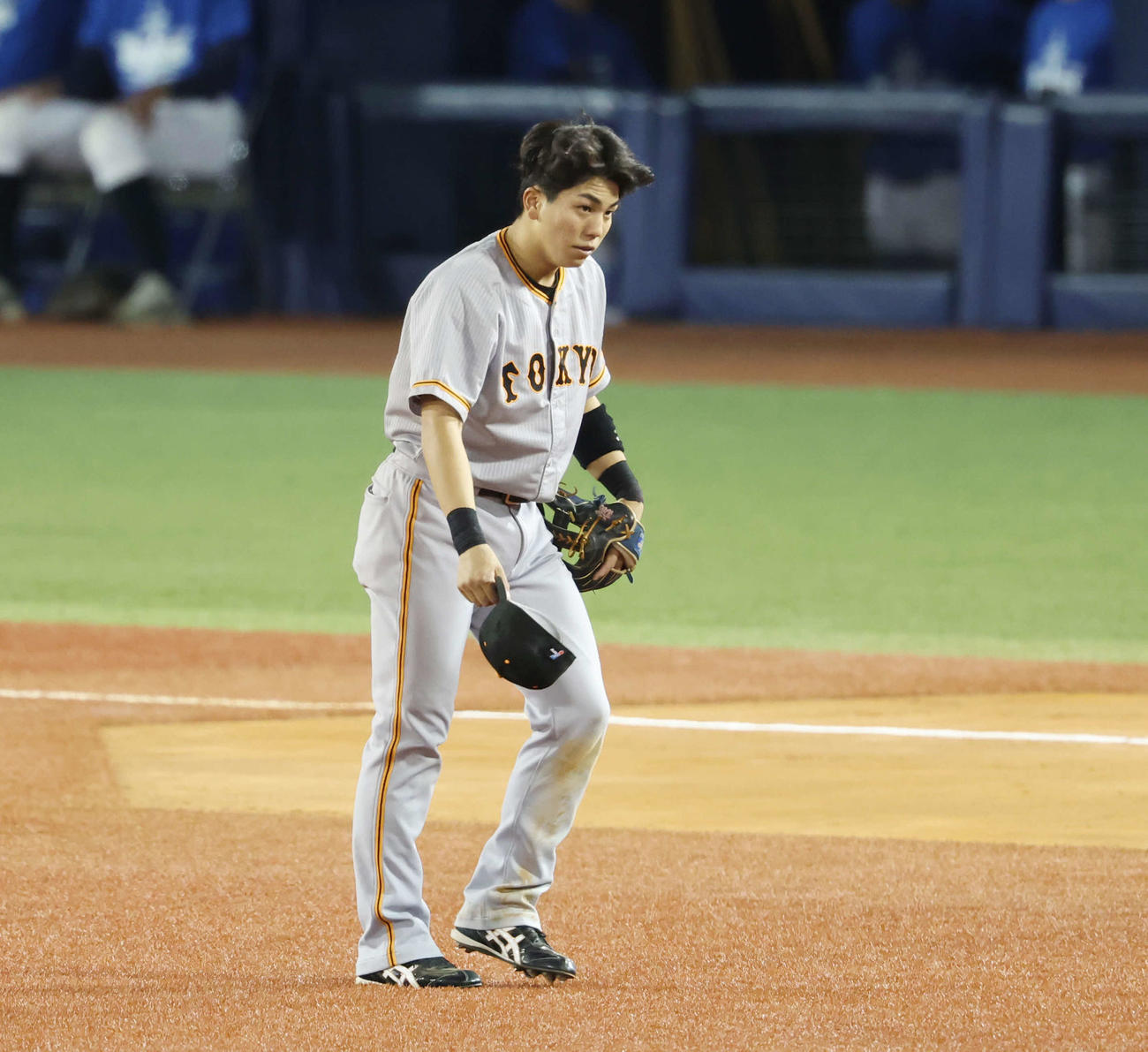 DeNA対巨人　6回裏守備につく際、右越え2点本塁打を放った門脇は、ファンの声援にお辞儀する（撮影・宮地輝）
