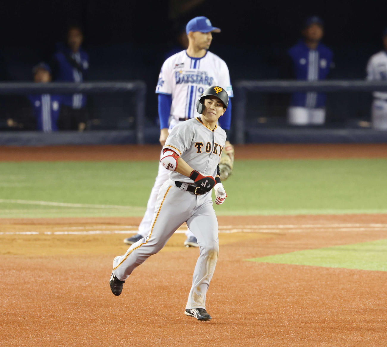 DeNA対巨人　6回表巨人1死一塁、右越え2点本塁打を放ち、笑顔でダイヤモンドを回る門脇（撮影・宮地輝）