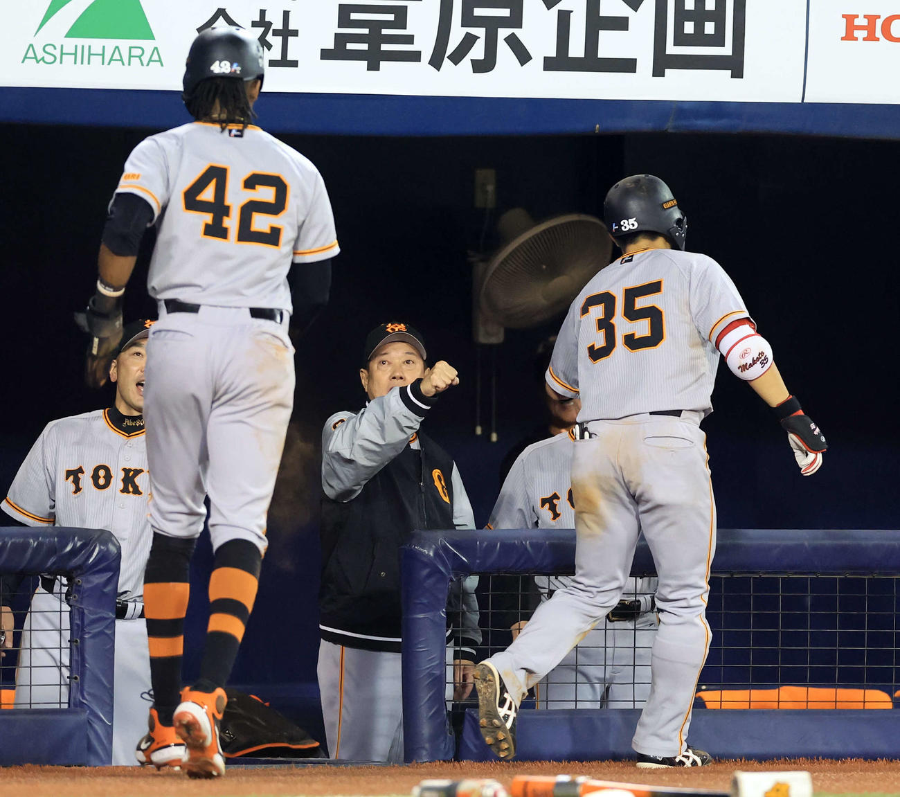 DeNA対巨人　6回表巨人1死一塁、門脇（右）がプロ1号となる右越え2点本塁打を放ち、グータッチで迎える原監督（中央）（撮影・浅見桂子）