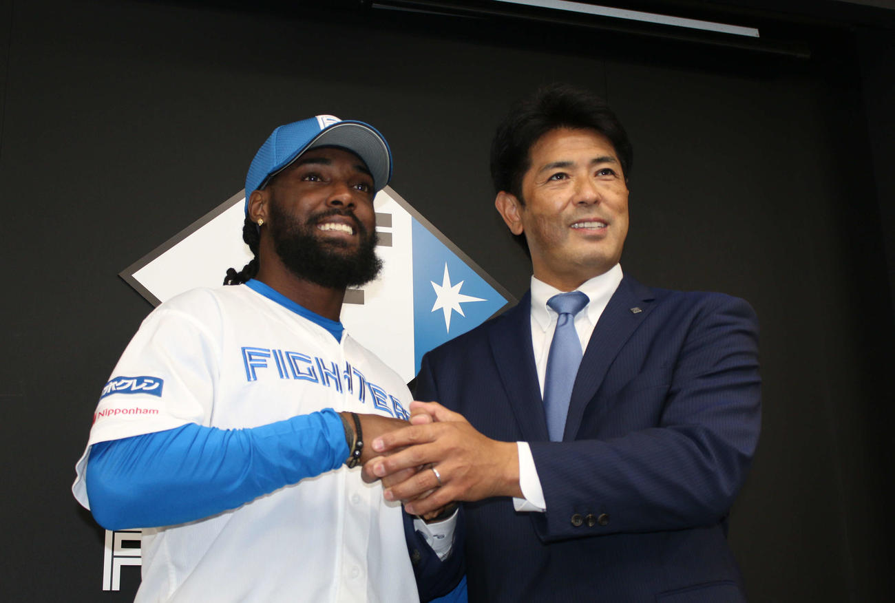 入団会見で稲葉篤紀GMと握手する日本ハム・ハンソン内野手（撮影・木下大輔）