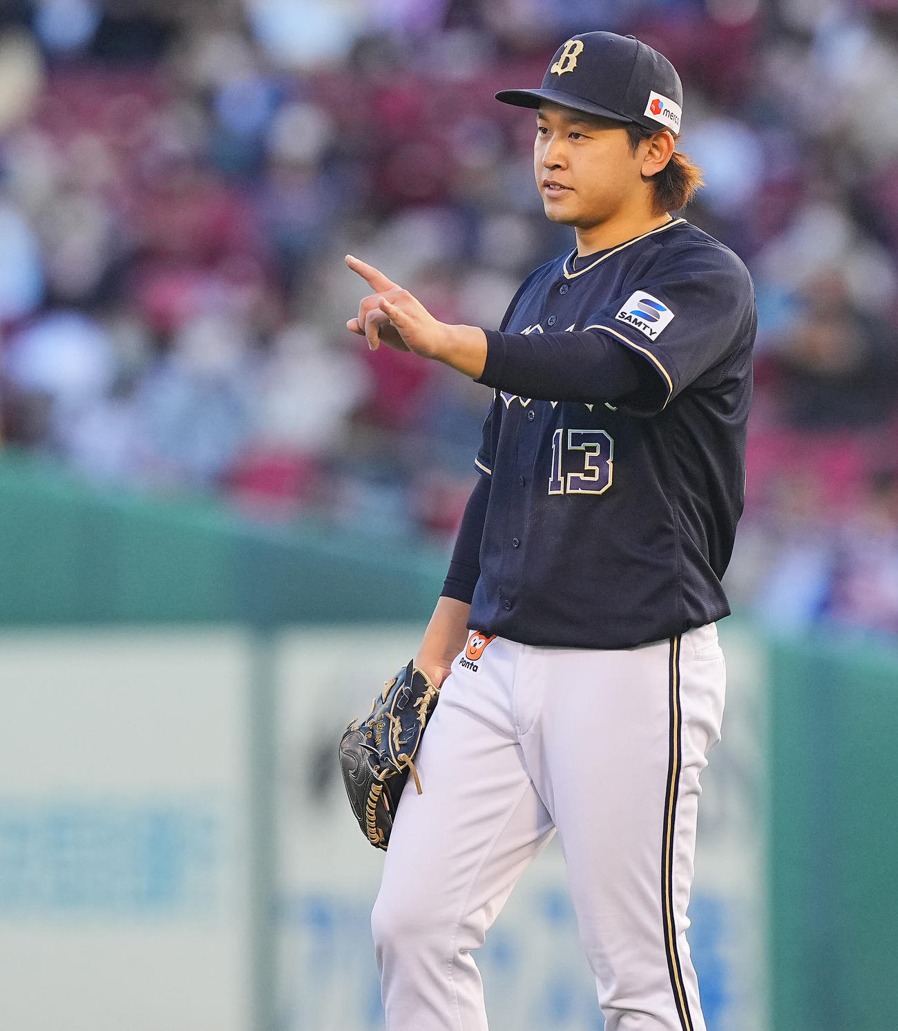 楽天対オリックス　1回裏楽天2死、落ち着いた表情でナインに声をかけるオリックス先発の宮城（撮影・垰建太）