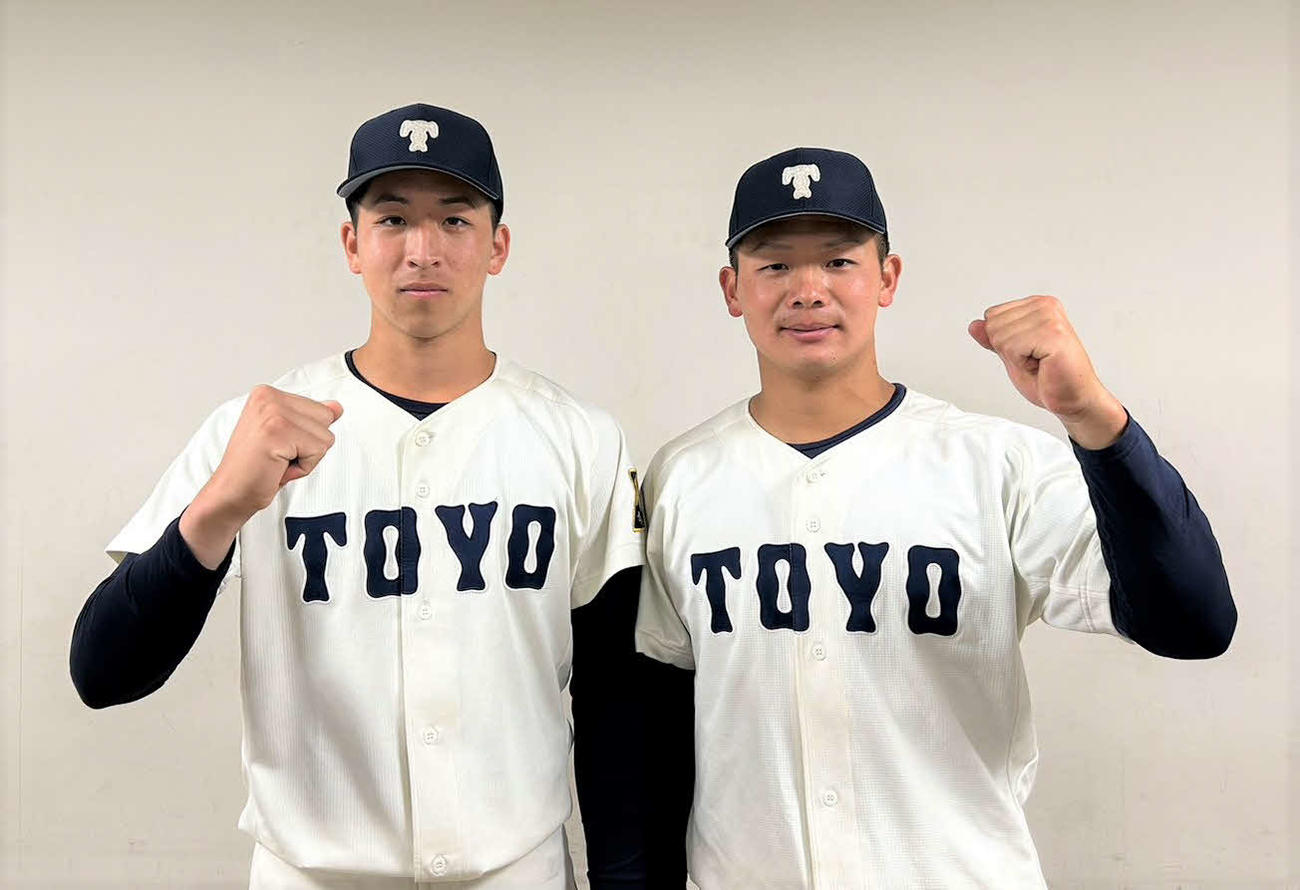 東洋大対拓大　ガッツポーズをする東洋大・細野（左）と水谷（撮影・星夏穂）