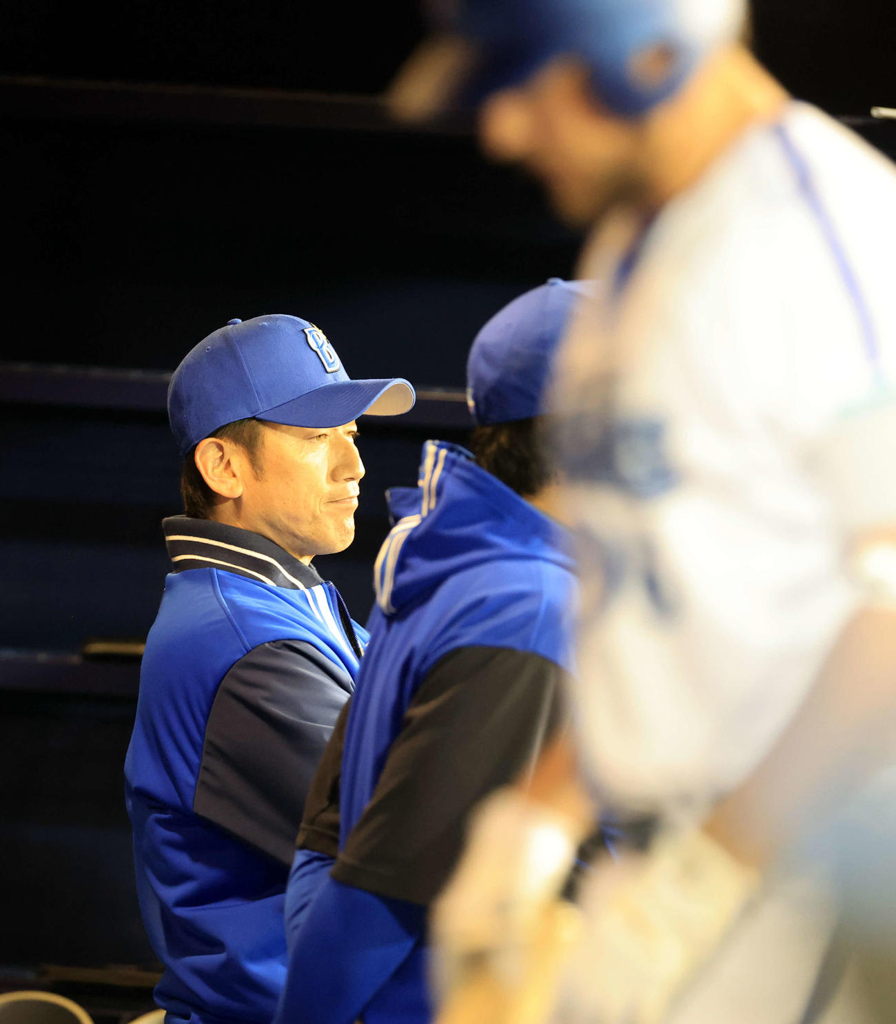 DeNA対巨人　5回裏DeNA1死一、二塁、バウアー（手前）が送りバント失敗で、厳しい表情の三浦監督（撮影・浅見桂子）