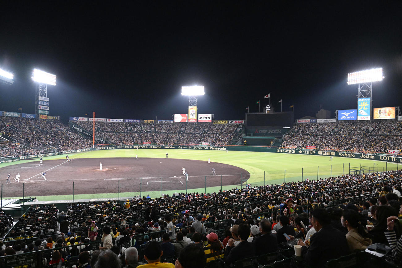 阪神対ヤクルト　8回表、機械トラブルでスコアボードが消えたまま試合は続行される（撮影・石井愛子）