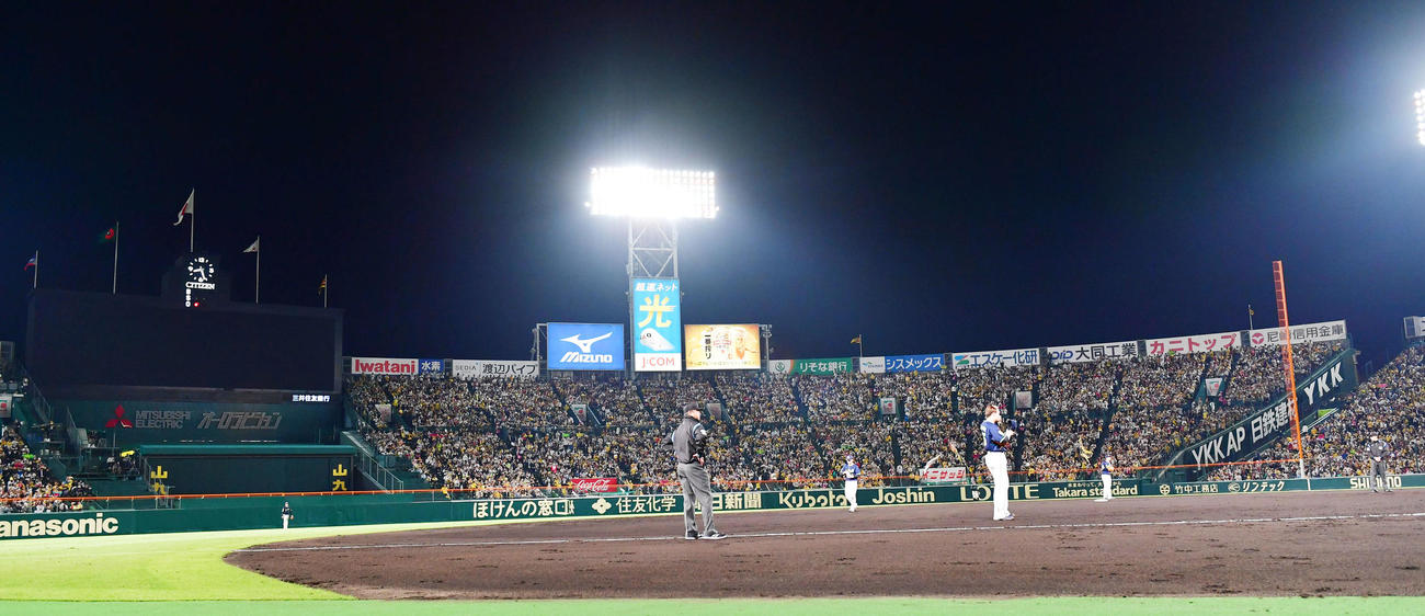 阪神対ヤクルト　スコアボードが故障した甲子園球場（撮影・前岡正明）