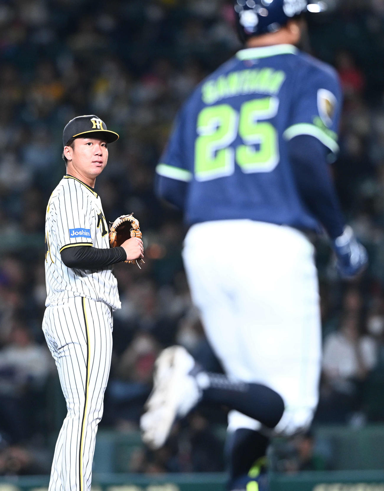 阪神対ヤクルト　7回表ヤクルト無死、阪神村上はサンタナに左中間へ先制本塁打を許しがっくり（撮影・前岡正明）
