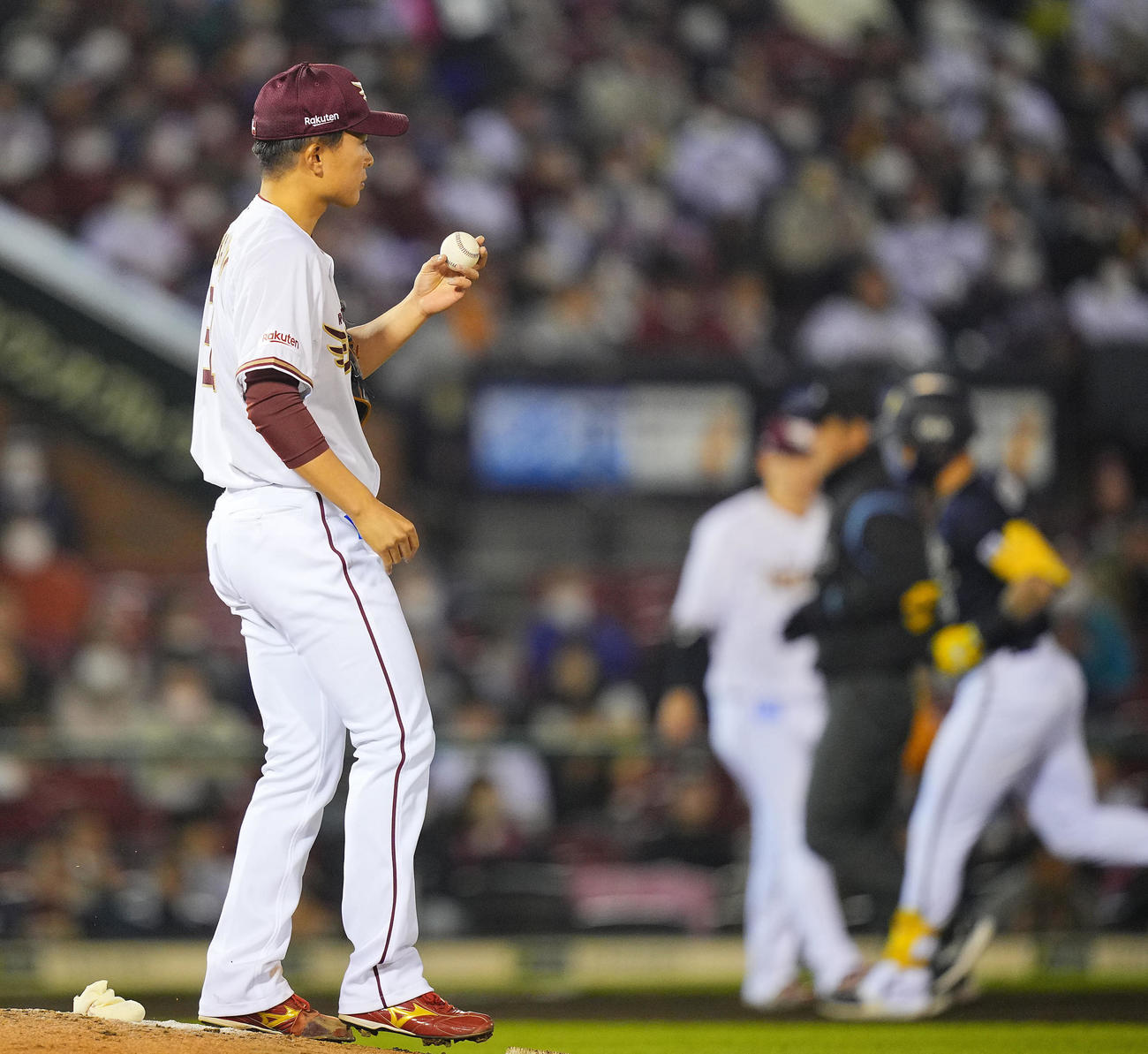 楽天対オリックス　8回表オリックス無死、ゴンザレス（右）に先制本塁打を浴びる早川（撮影・垰建太）