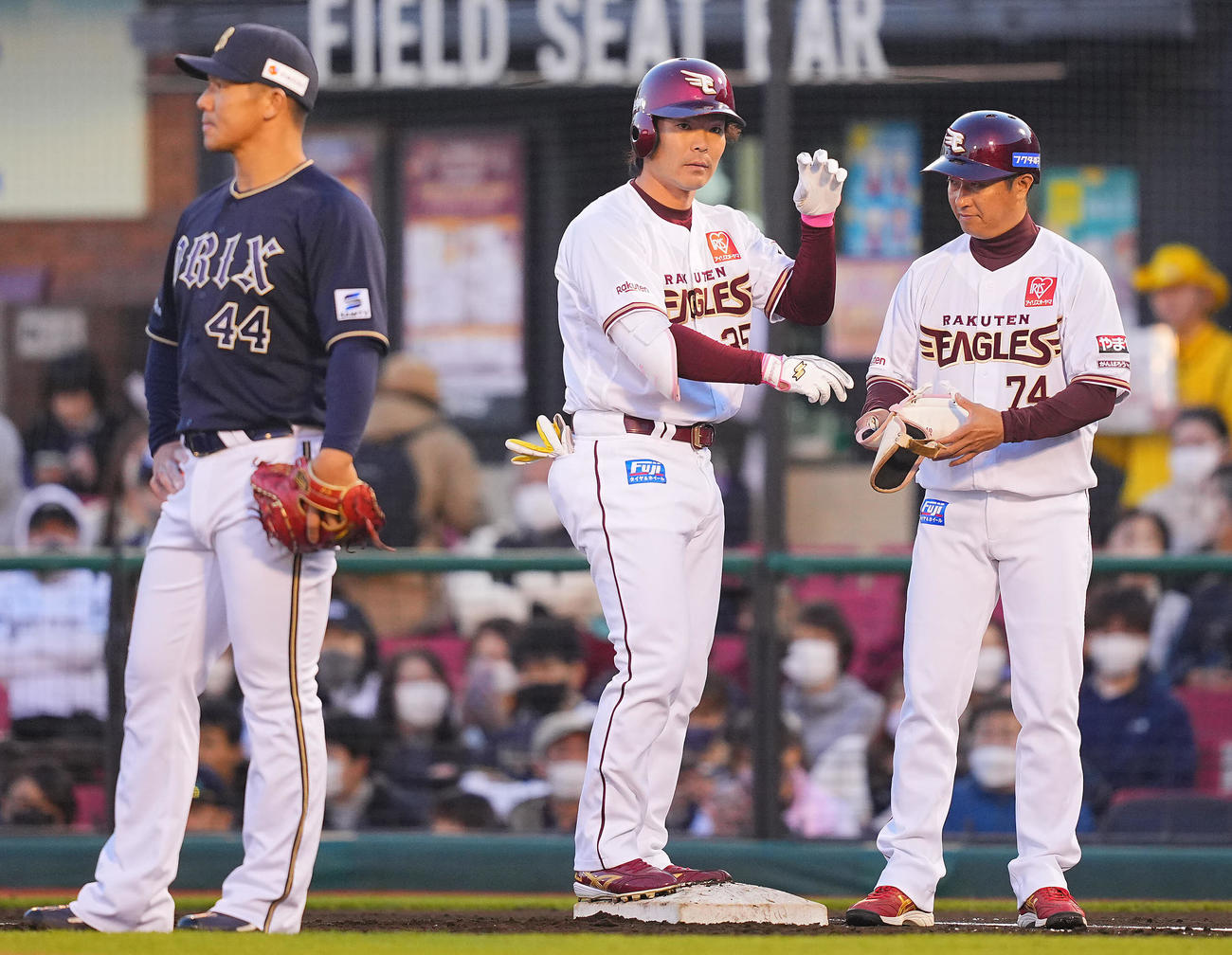 楽天対オリックス　2回裏楽天1死一塁、左前打を放ちポーズを決める島内（中央）（撮影・垰建太）
