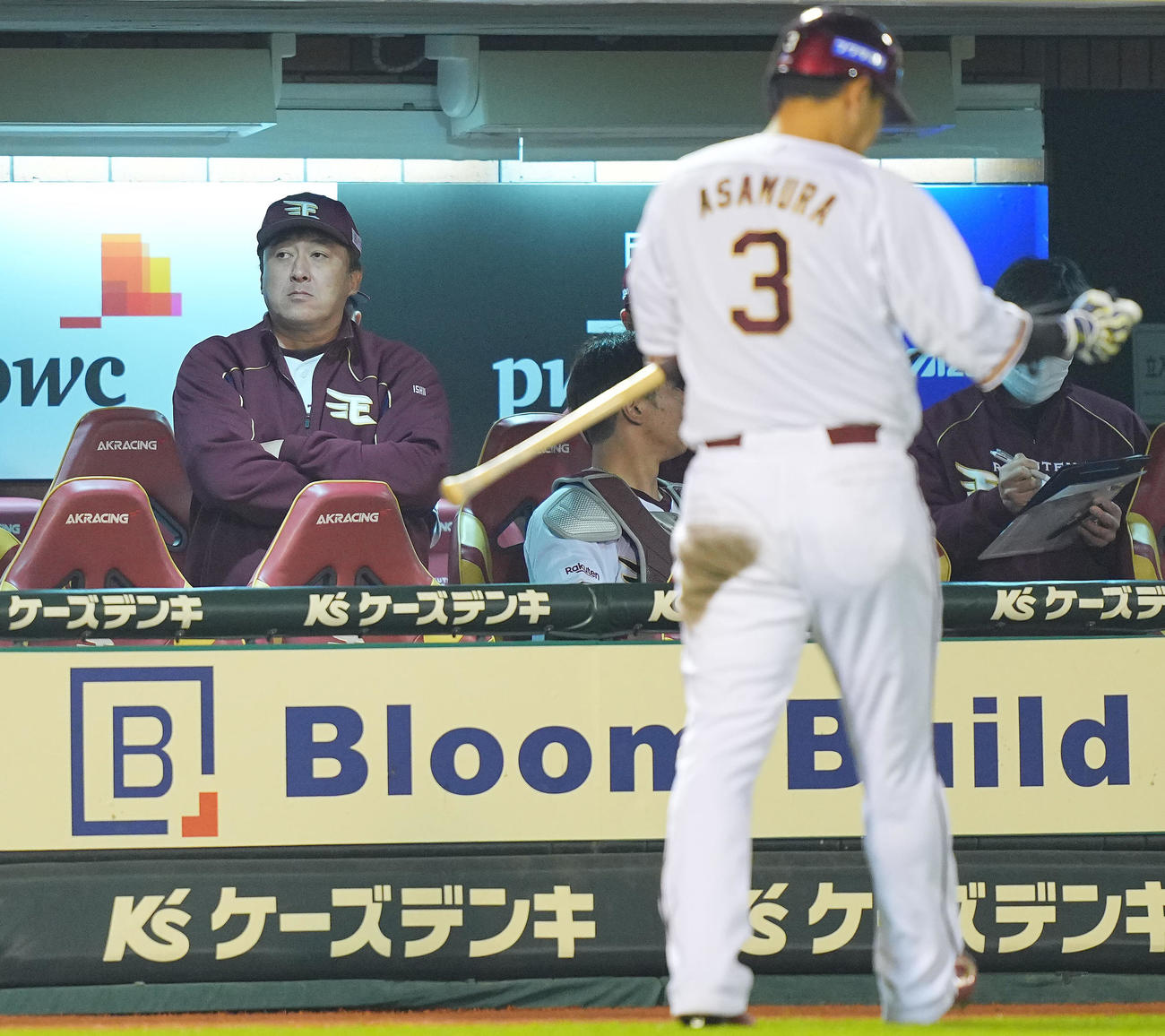 楽天対オリックス　6回裏楽天1死、浅村（手前）が三振に倒れ渋い表情の石井監督（撮影・垰建太）