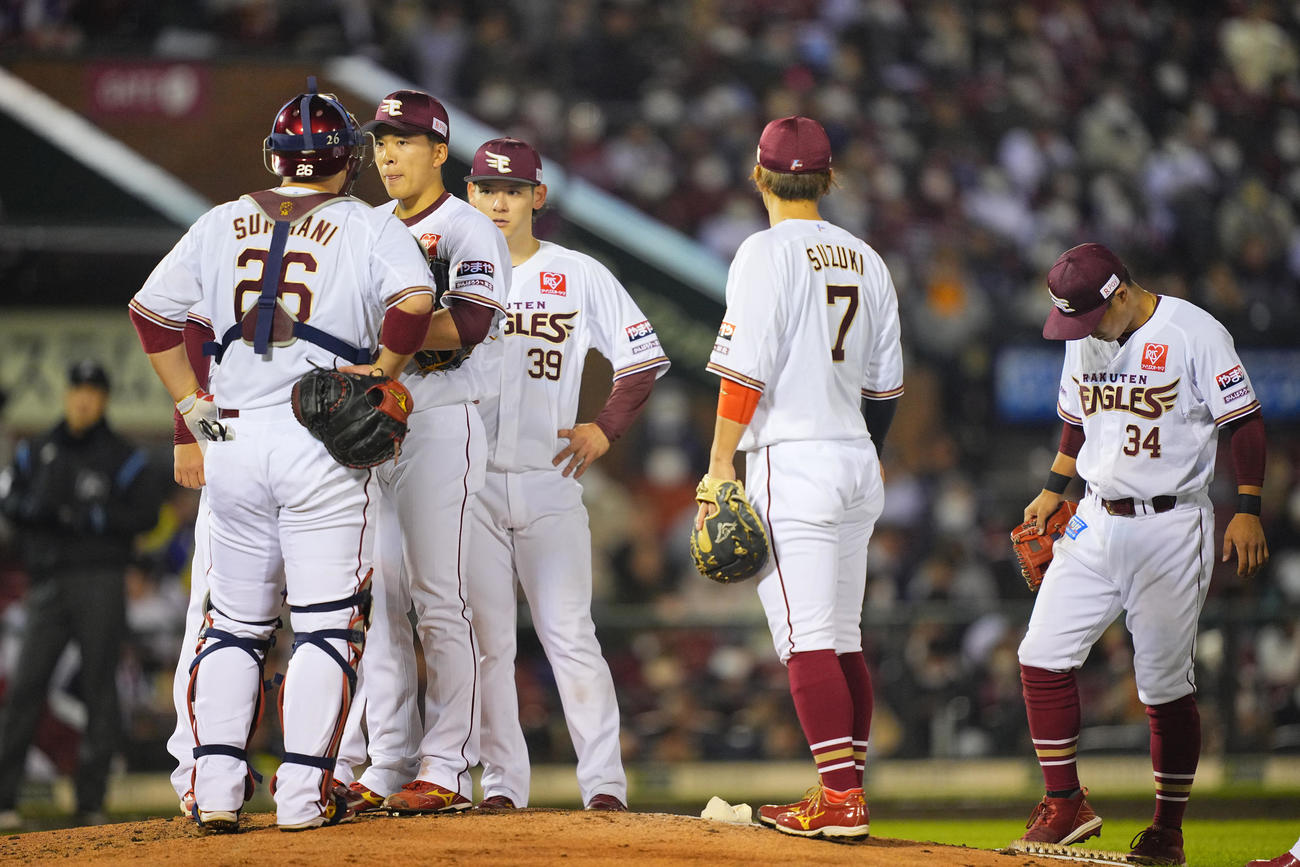 楽天対オリックス　8回表オリックス2死一塁、マウンドで炭谷（左）らナインと渋い表情で話す早川（同2人目）（撮影・垰建太）