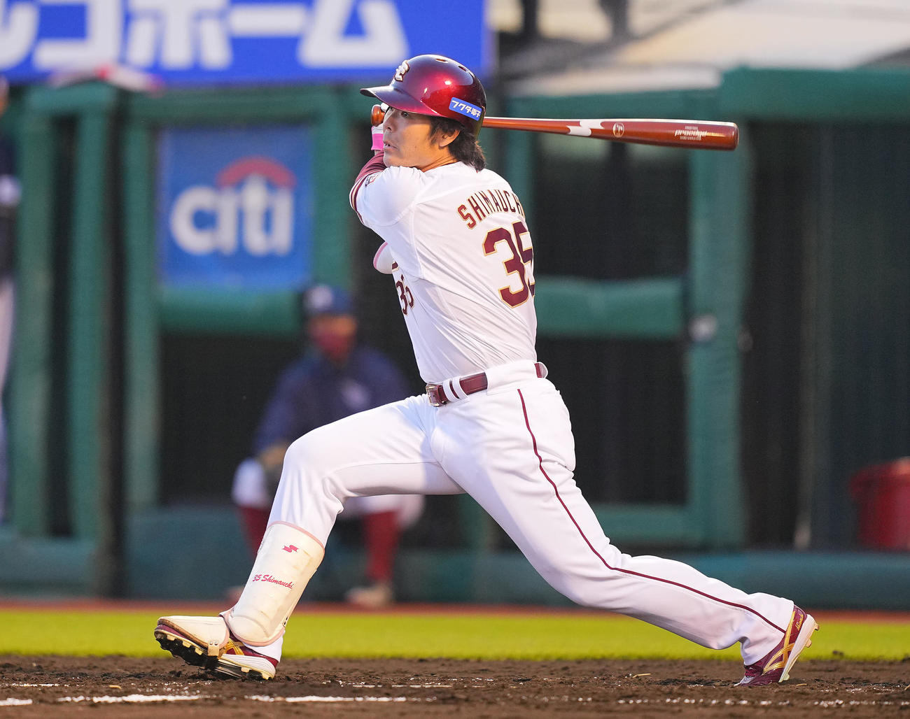 楽天対オリックス　2回裏楽天1死一塁、左前打を放つ島内（撮影・垰建太）