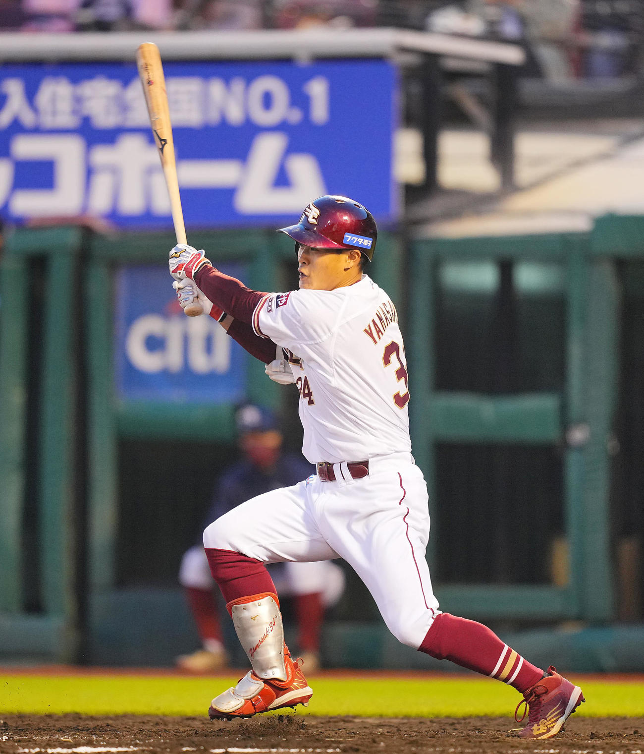 楽天対オリックス　3回裏楽天無死、中前打を放つ山崎剛（撮影・垰建太）