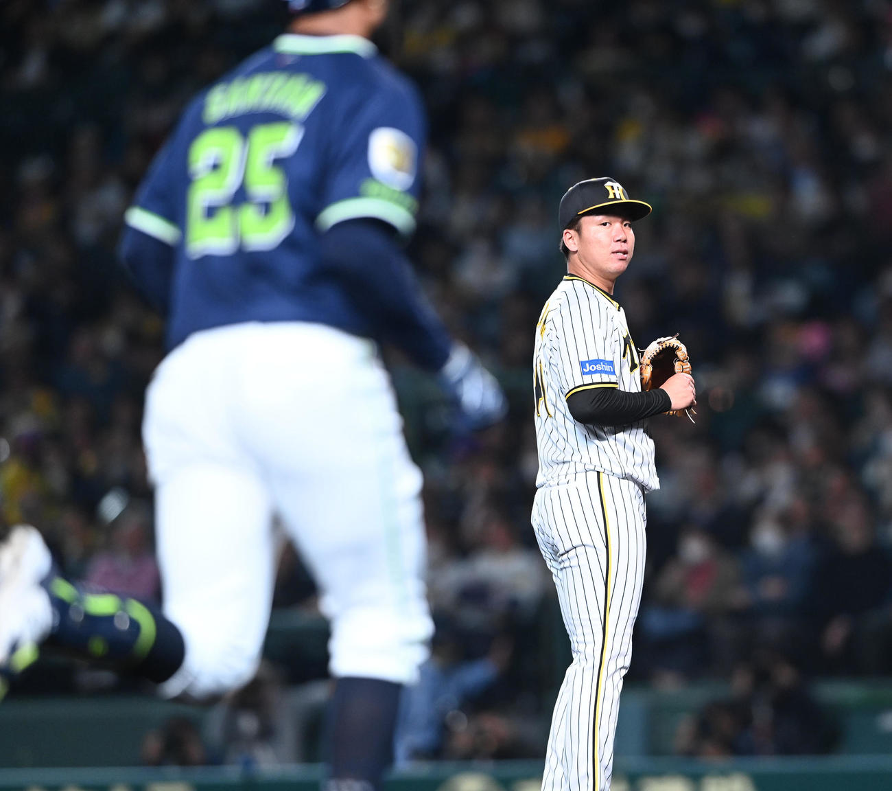 阪神対ヤクルト　7回表ヤクルト無死、サンタナに左中間へ先制本塁打を打たれがっくりすr村上（撮影・前岡正明）