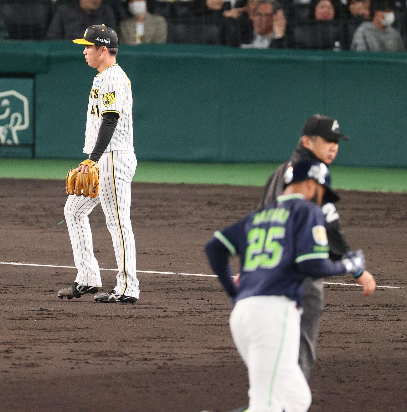 阪神対ヤクルト　7回表ヤクルト無死、村上（左）はサンタナに先制の左中間越え本塁打を被弾する（撮影・上山淳一）