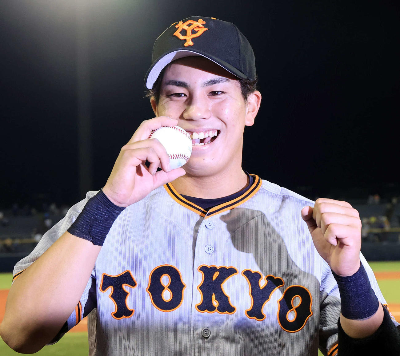 DeNA対巨人　この日プロ1号本塁打など大活躍の巨人門脇は、記念ボールを笑顔でかじるしぐさ（撮影・浅見桂子）