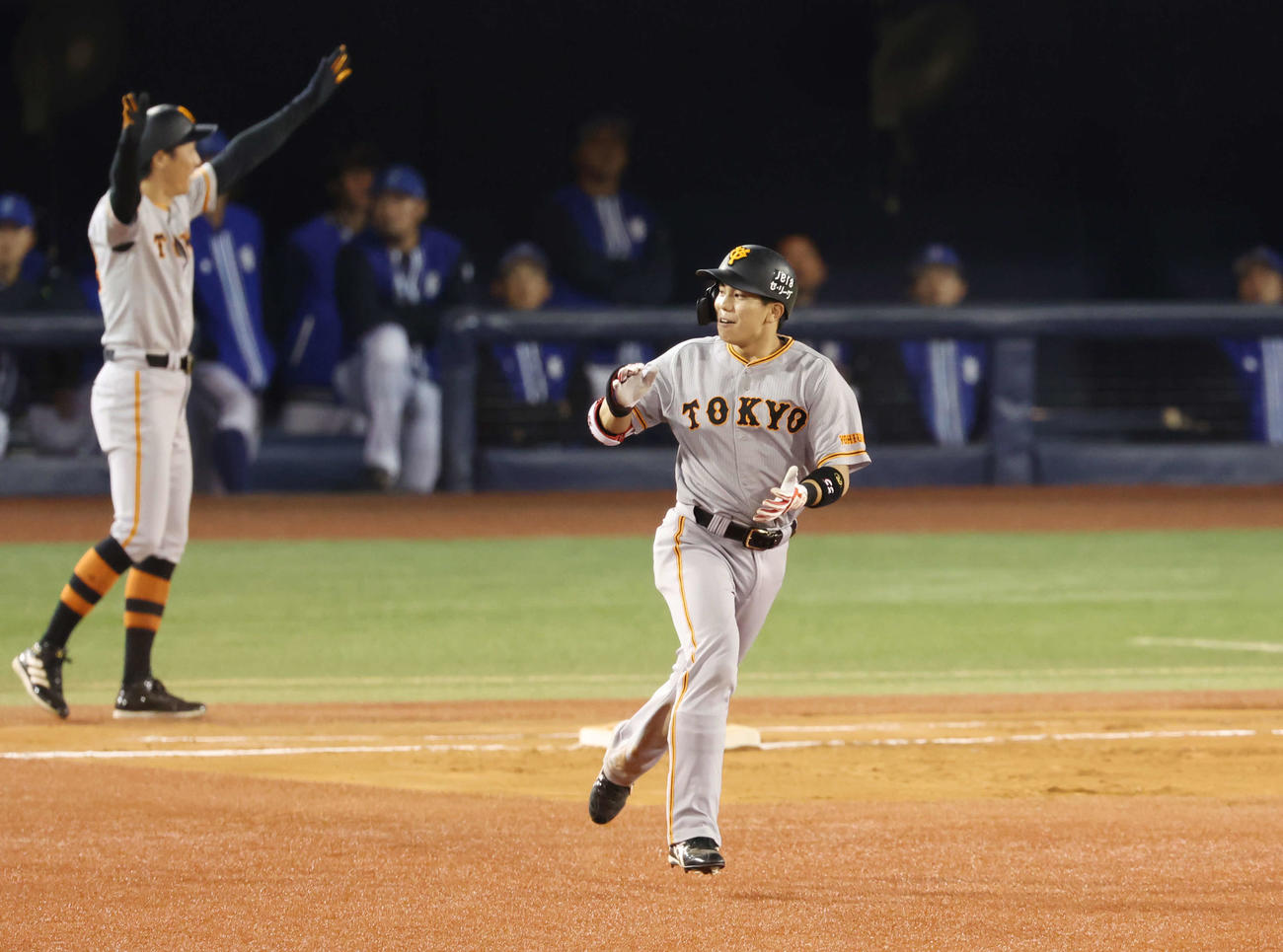 DeNA対巨人　6回表巨人1死一塁、右越え2点本塁打を放ち、手をたたく門脇（撮影・宮地輝）