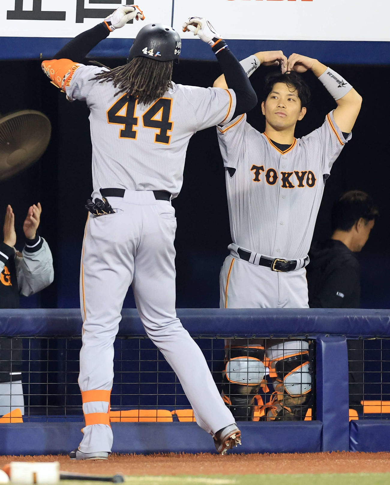 DeNA対巨人　8回表巨人1死、ウォーカー（手前）が左越えソロ本塁打を放ち、ポーズで迎える大城（撮影・浅見桂子）