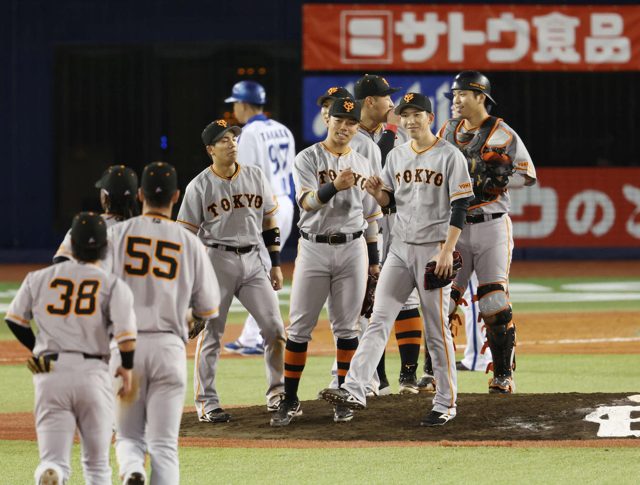 DeNA対巨人　DeNAに勝利し、巨人菊田（右から4人目）と笑顔でグータッチする戸郷（右から2人目）（撮影・宮地輝）